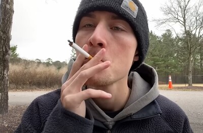 Лечение зависимости от табакокурения в Бикине Мужчина с сигаретой делает затяжку