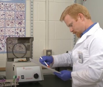 Клиника лечения наркозависимости в Бикине Врач в кабинете клиники