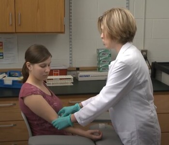 Лечение зависимости от аптечных препаратов в Бикине Врач делает инъекцию пациентке